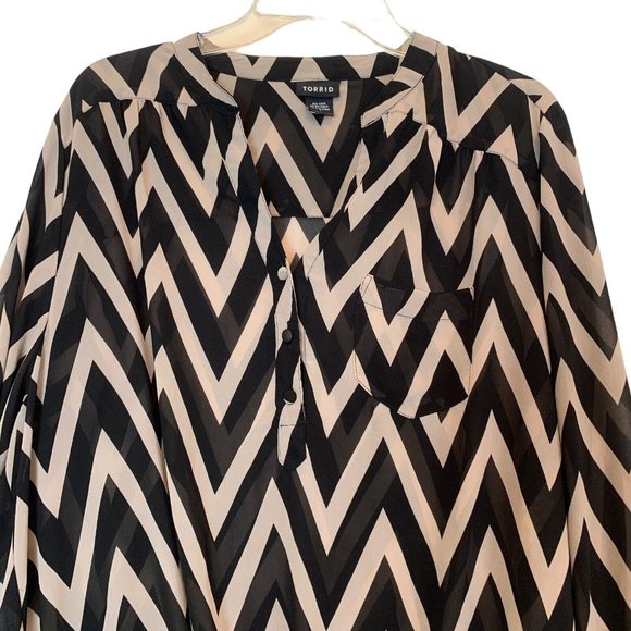Torrid Women’s Blouse Plus Size 1 16/18 Black Zig Zag Semi Sheer Rouched Flown - Picture 2 of 8